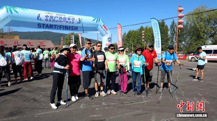 中俄千余户外爱好者在“蜜都”饶河徒步：跨境