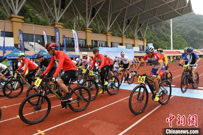 中越边境体育节凭祥自行车赛：约200名中越骑手