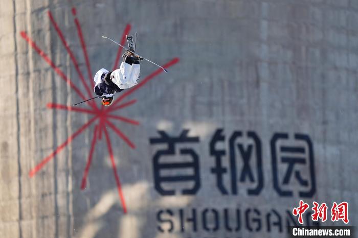 刘梦婷、杨如意晋级北京站自由式滑雪大跳台女