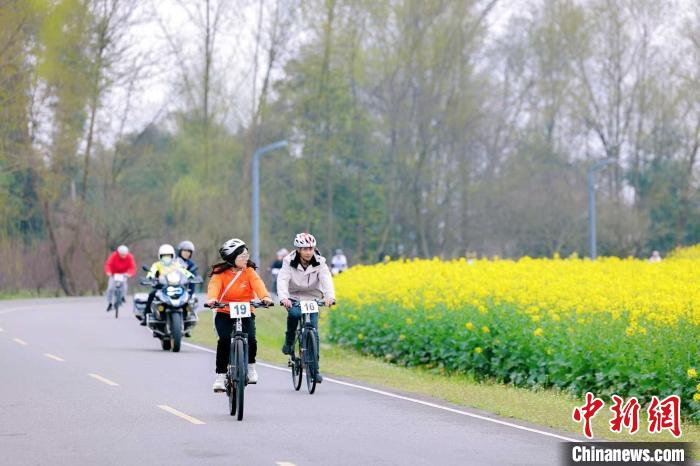 2025车迷赛成都新津站鸣笛开赛 3000人共襄骑行盛