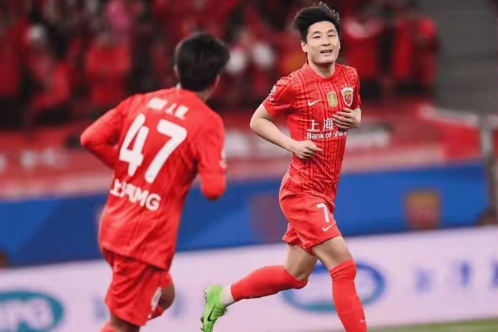 中超第2轮上海海港4-1胜青岛西海岸 裁判争议判罚