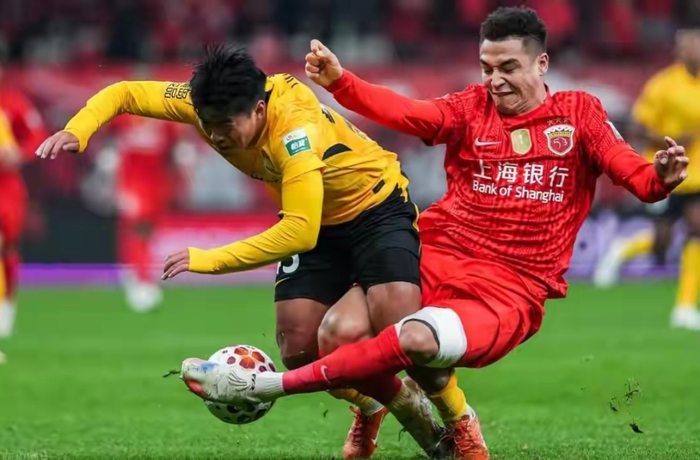 中超第2轮上海海港4-1胜青岛西海岸 裁判争议判罚