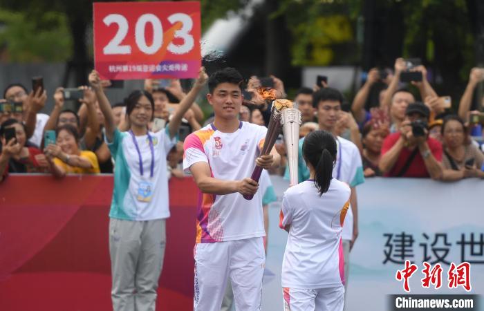 吴易昺杭州亚运会火炬手返乡：从泪洒赛场到金